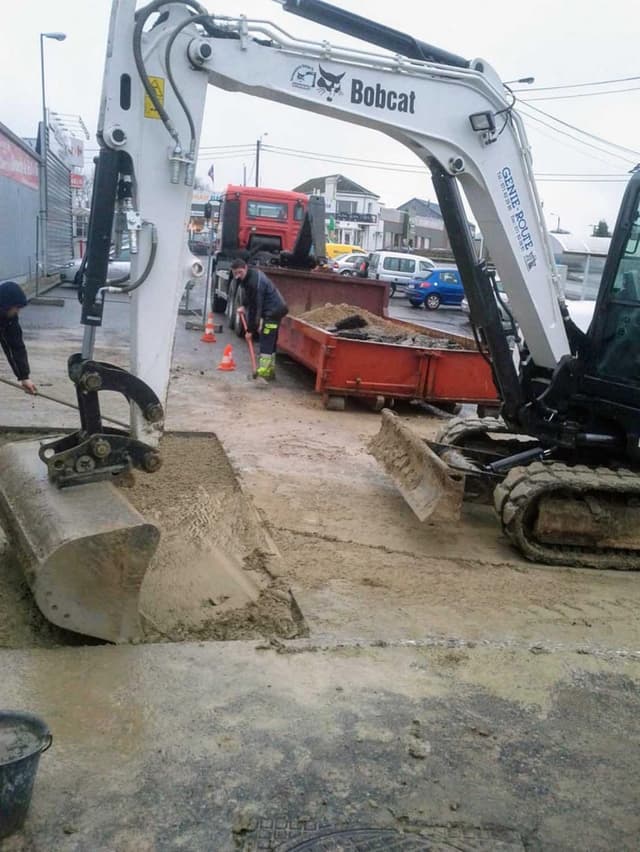Technicien effectuant un test d'étanchéité
